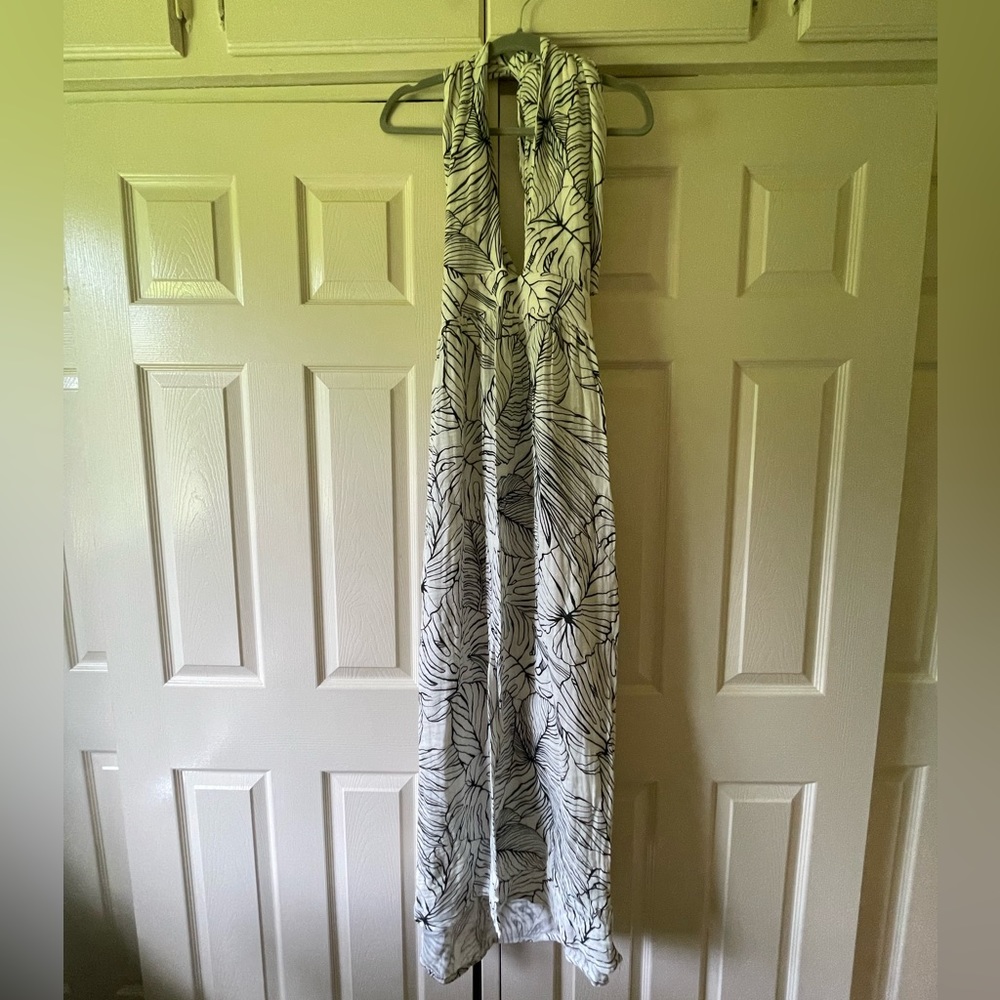 White and Black Leaf Patterned Maxi Dress